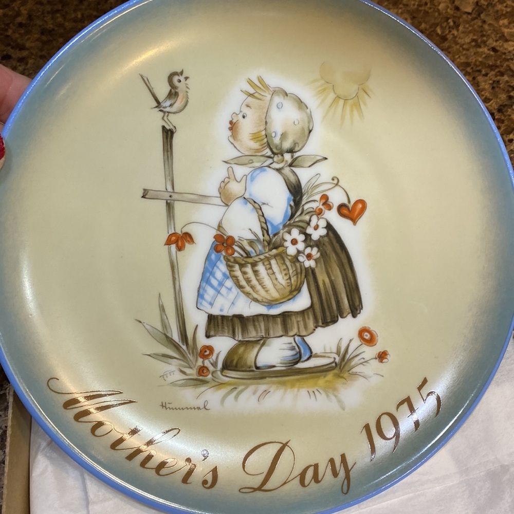 1975 Mother’s Day plate. “Message of love by sister birth” by Hummel